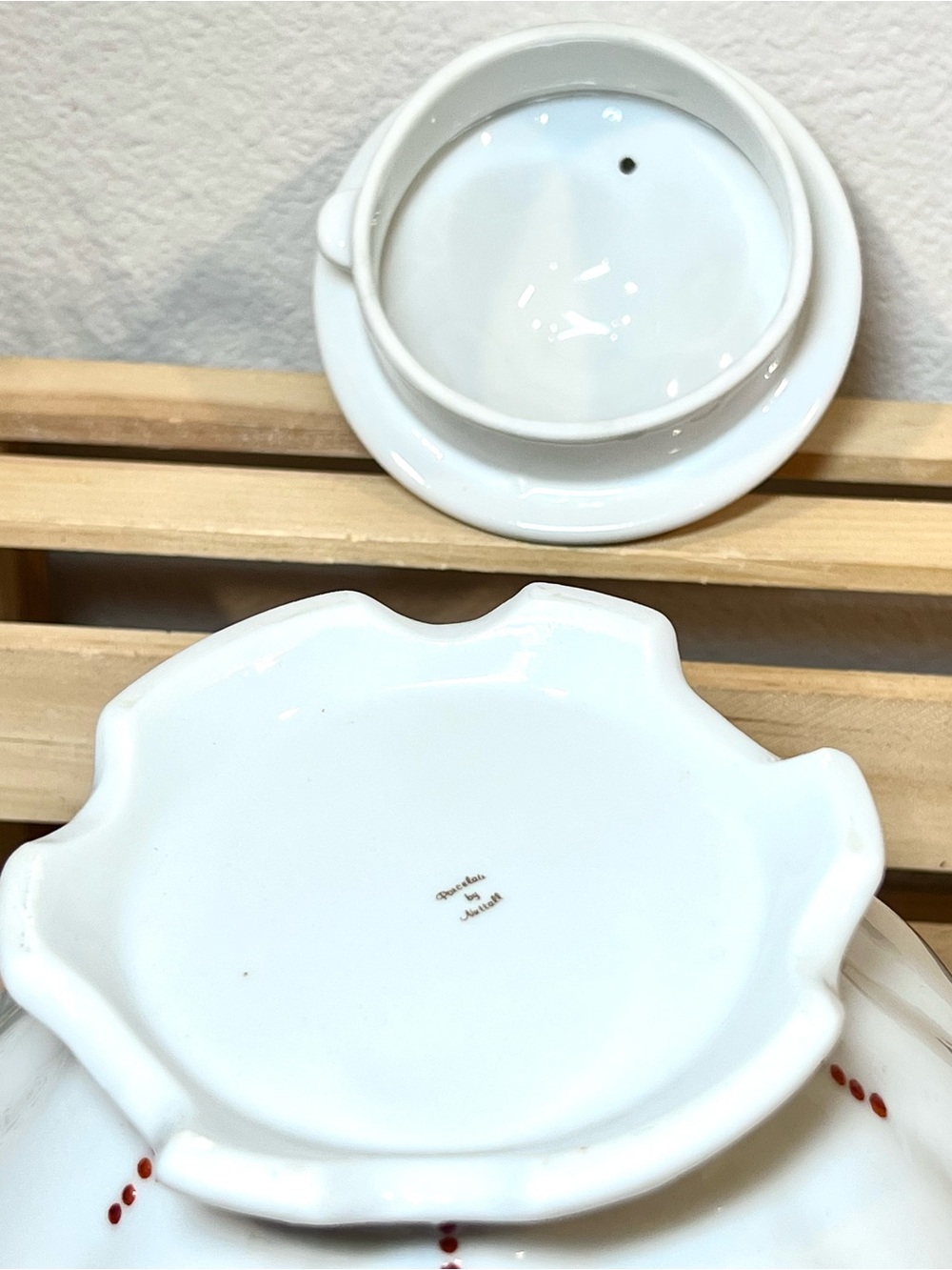 White Porcelain Teapot w Seashell Design | Japanese Kakiemon Style Scrollwork - Picture 12 of 15